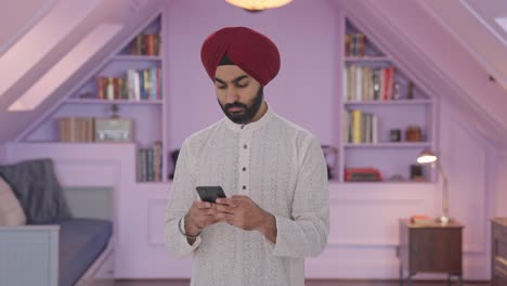 hombre indio sikh enviando un mensaje a alguien