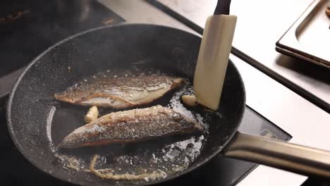 pan-fried fish with garlic