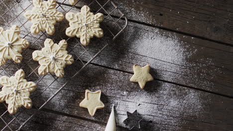 video de galletas de estrella de navidad decoradas con azúcar con espacio de copia en fondo de madera