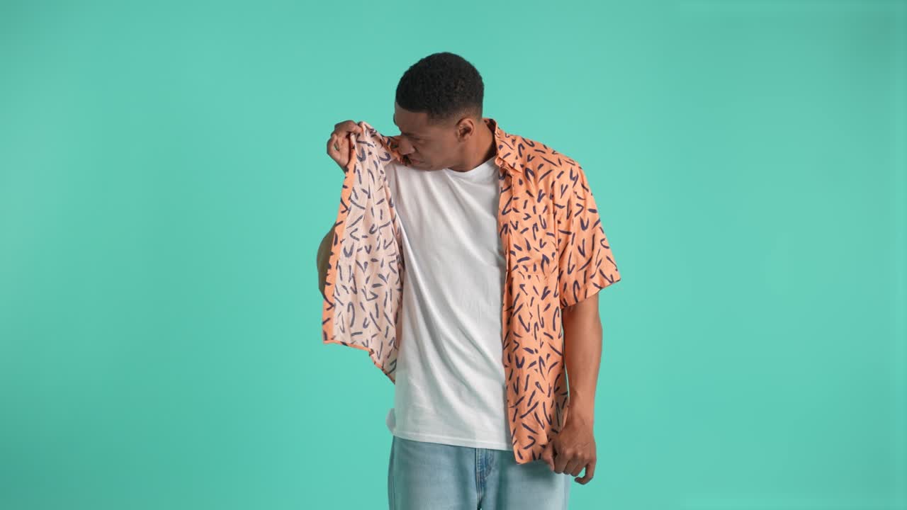 un type à la peau noire qui renifle voit quelque chose de puant.