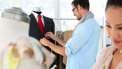 equipo de diseño trabajando en maniquíes