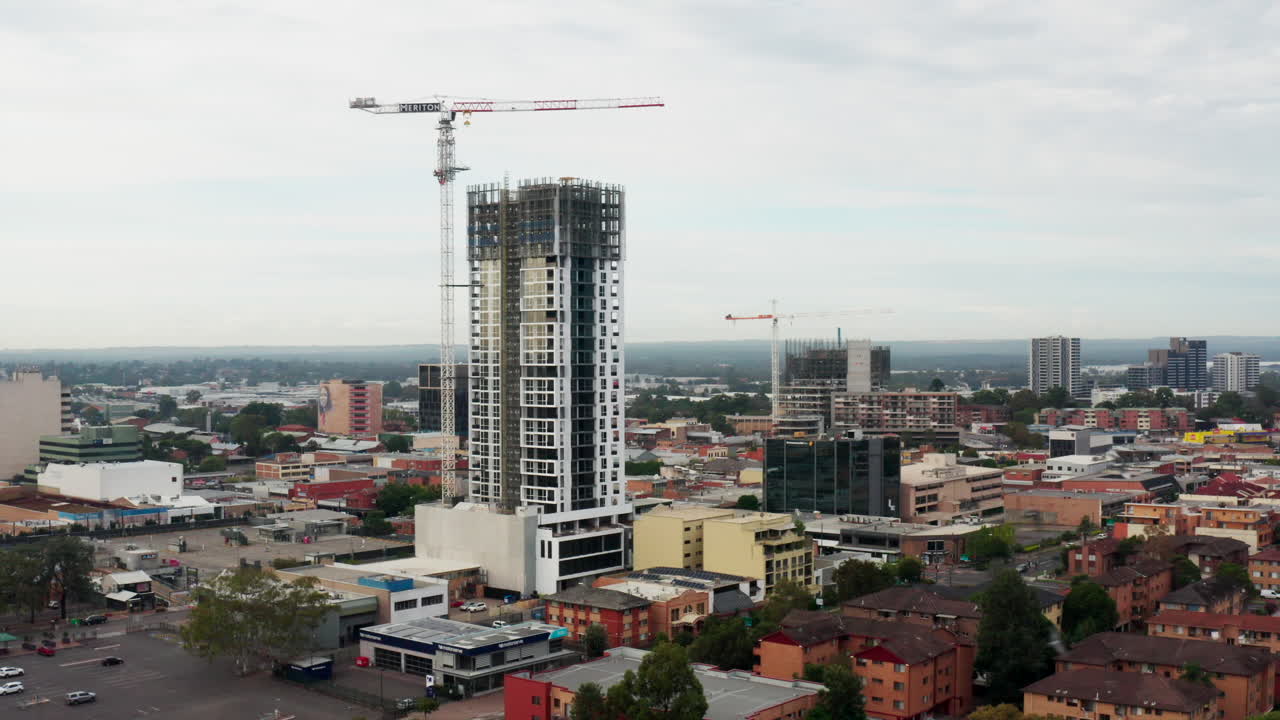 drone aéreo disparado volando alrededor de trabajos de construcción en un edificio de gran altura en liverpool sydney australia