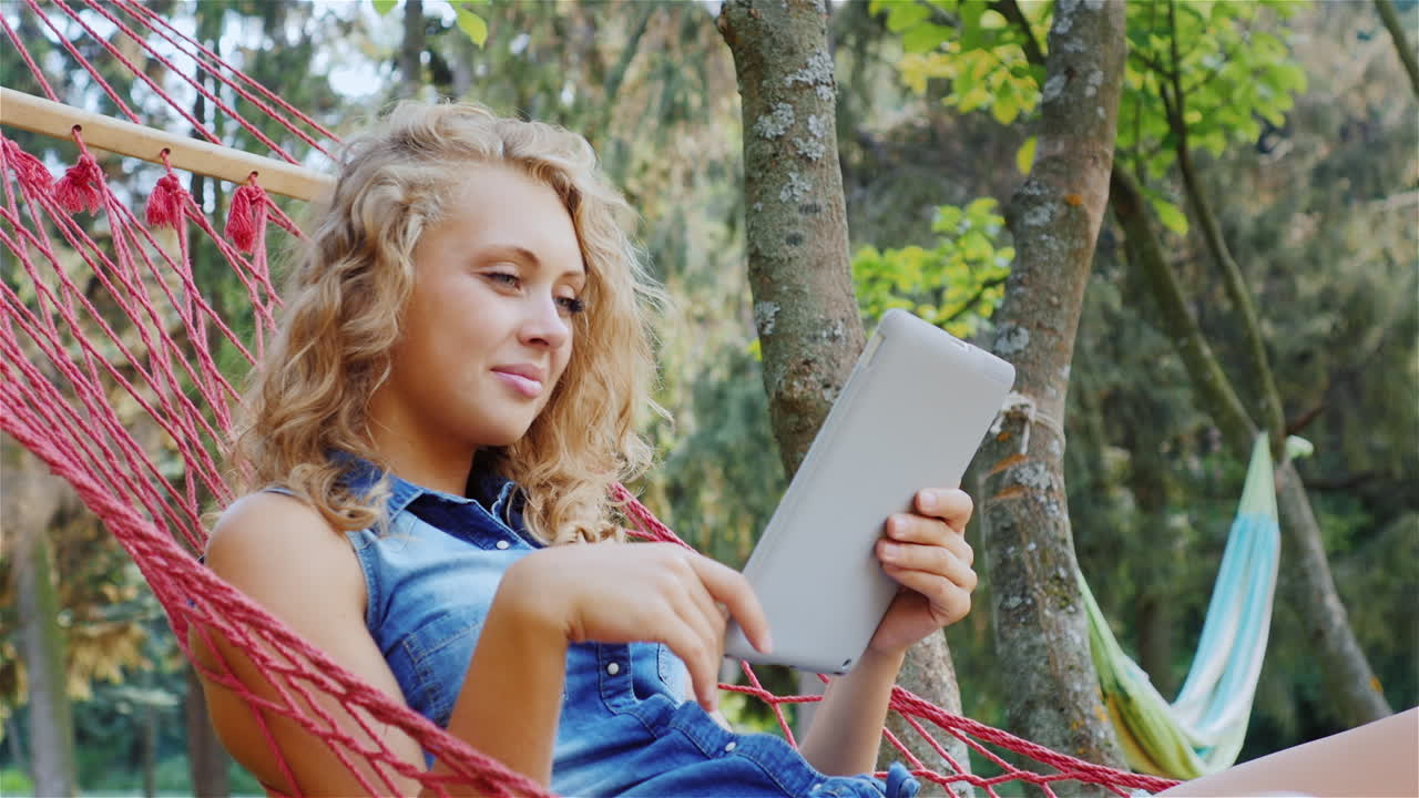 mujer atractiva descansa en una hamaca en un día de verano 4