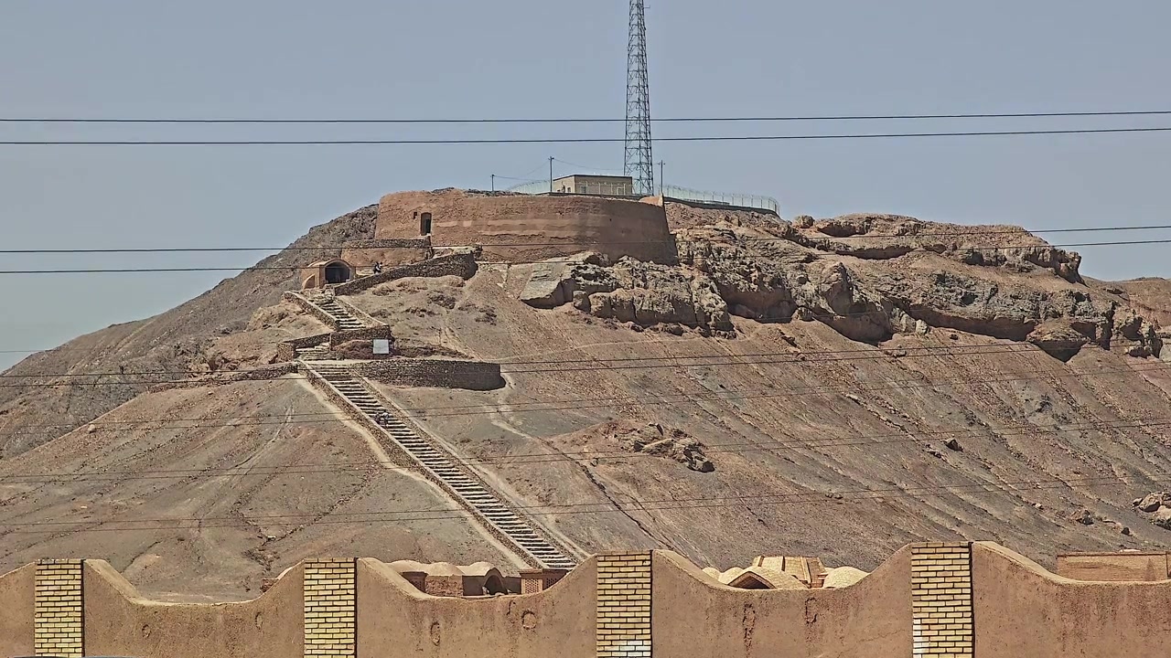 Antica fortezza in pietra su una collina desertica in Iran.