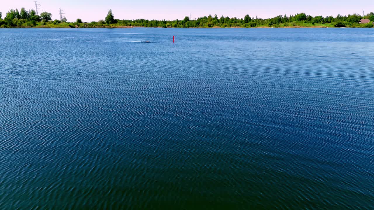 el buzo entra en el agua y desciende hacia el centro del lago