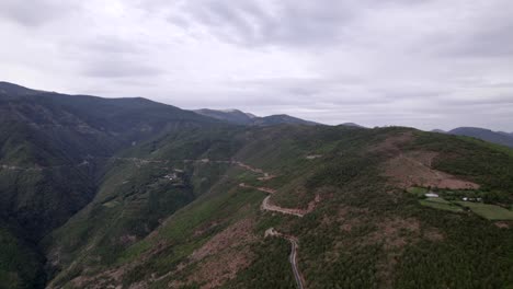 video de dron frontal de la "hora dorada" que se mueve sobre las montañas de sh22 en albania, sobre la carretera en la cima de la colina