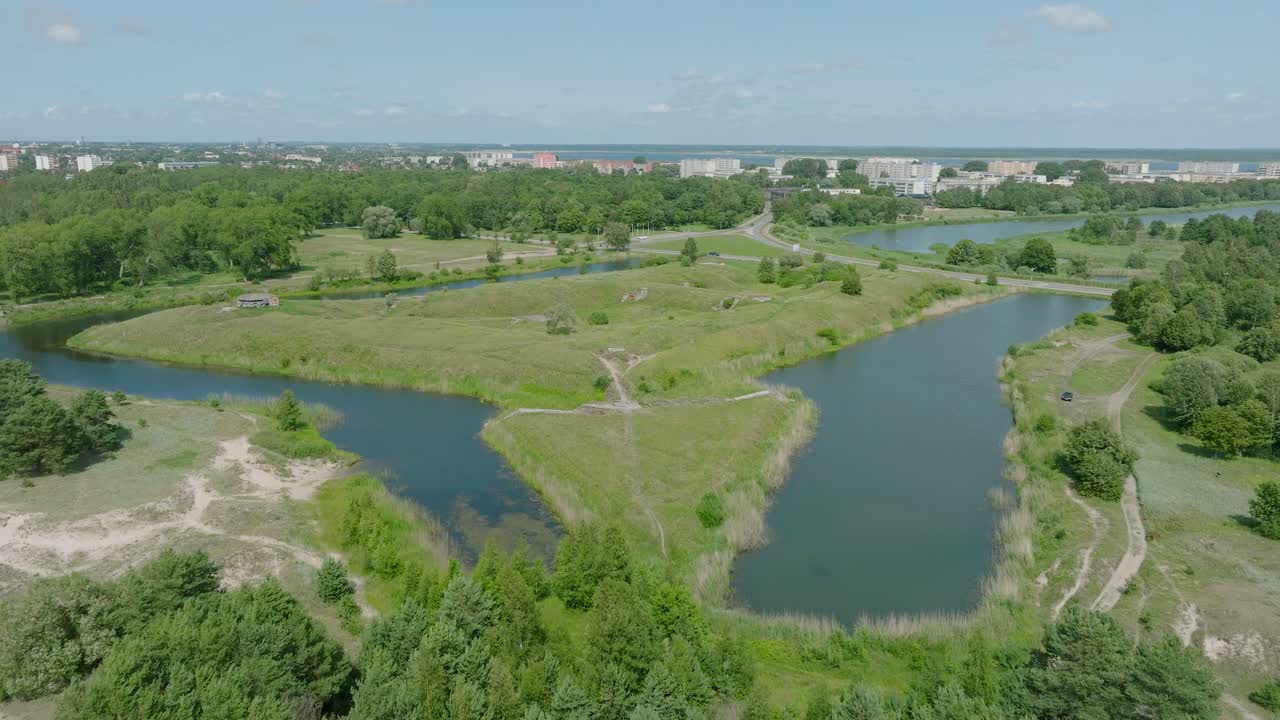 аэрофотосъемка заброшенных исторических бетонных приморских укреплений, южных фортов недалеко от пляжа балтийского моря в лиепае, солнечный летний день, снимок с дрона, движущийся вперед, наклоненный вниз