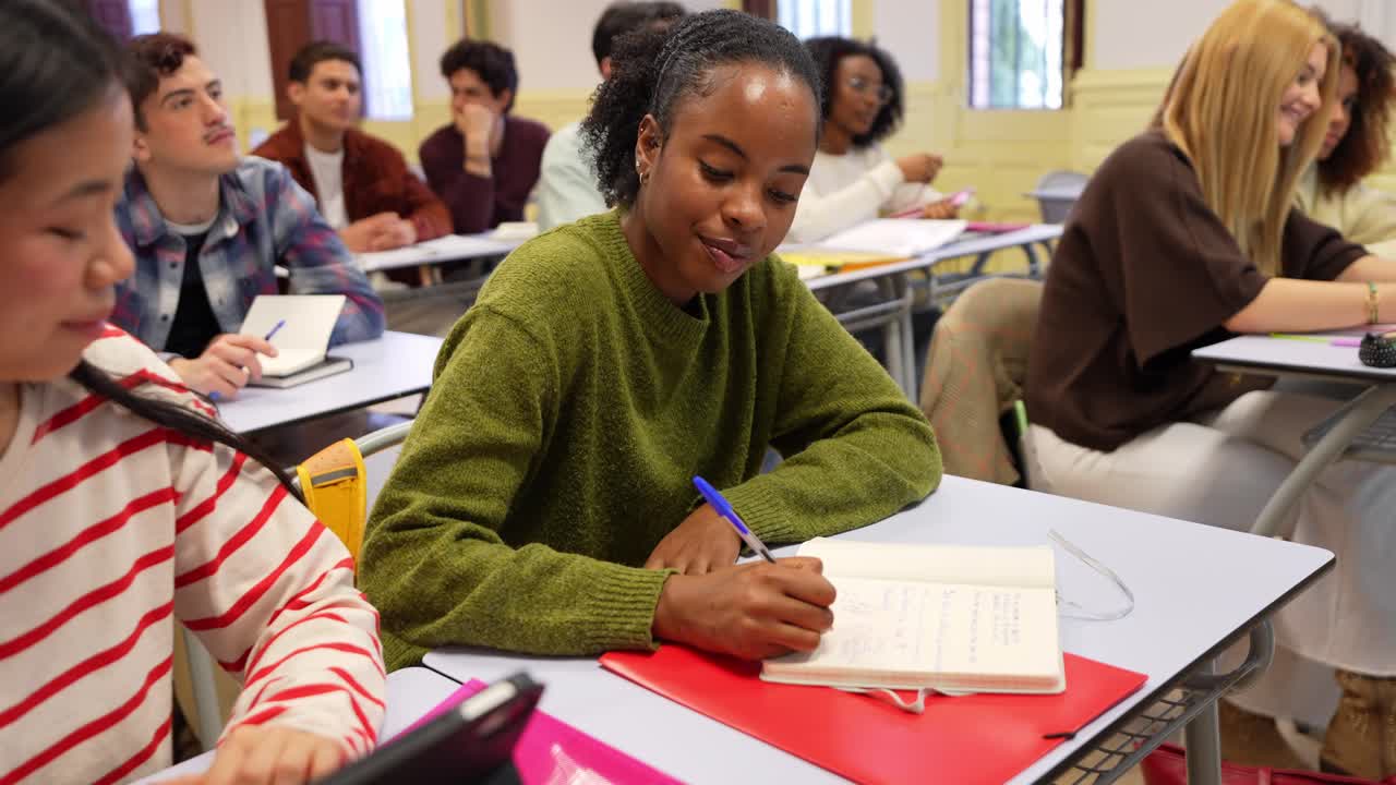 Studenti di diverse provenienze che seguono una lezione in un'aula