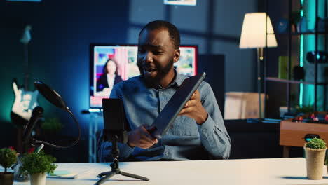 tech internet star endorsing laptop