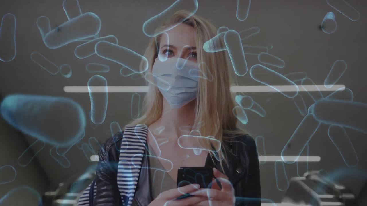 코로나 19 세포가 얼굴 마스크를 입은 여성을 가로질러 움직이는 애니메이션