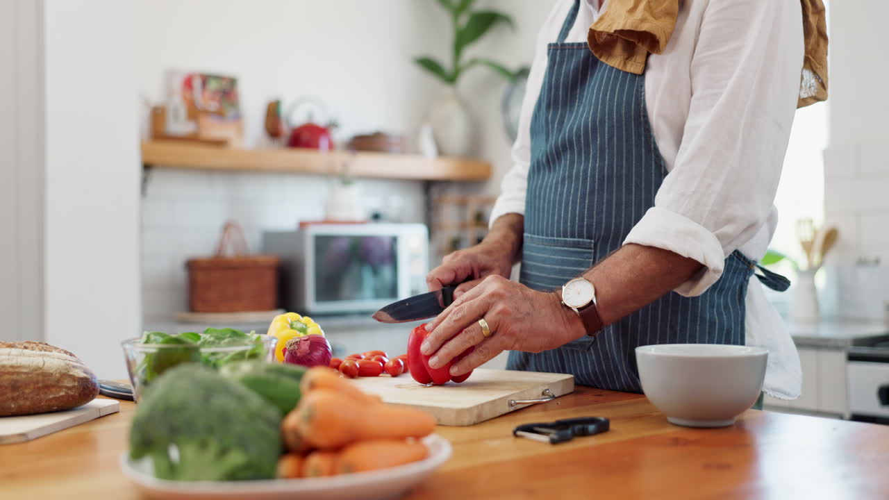 Uomo senior che cucina le verdure in cucina