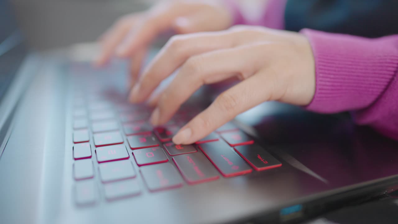 소파에 앉아서 집에서 온라인 쇼핑을 위해 컴퓨터 노트북으로 정보를 입력하는 여성