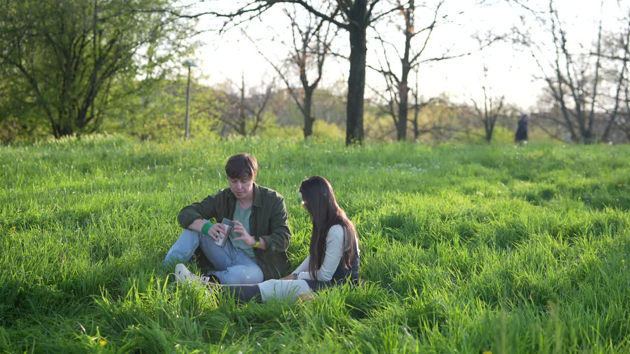 공원 에서 빛 이 내리는 날 을 즐기는 부부