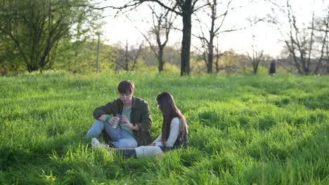 una pareja disfrutando de un día soleado en el parque