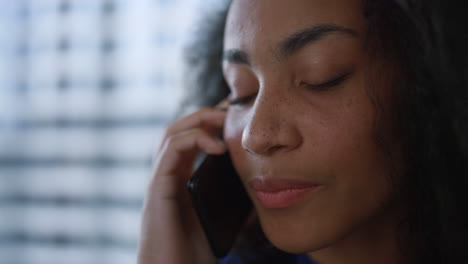 CEO-De-Mujer-De-Negocios-Sonriente-Llamando-A-Un-Teléfono-Celular-Hablando-De-Negocios-En-La-Oficina-De-La-Ventana.