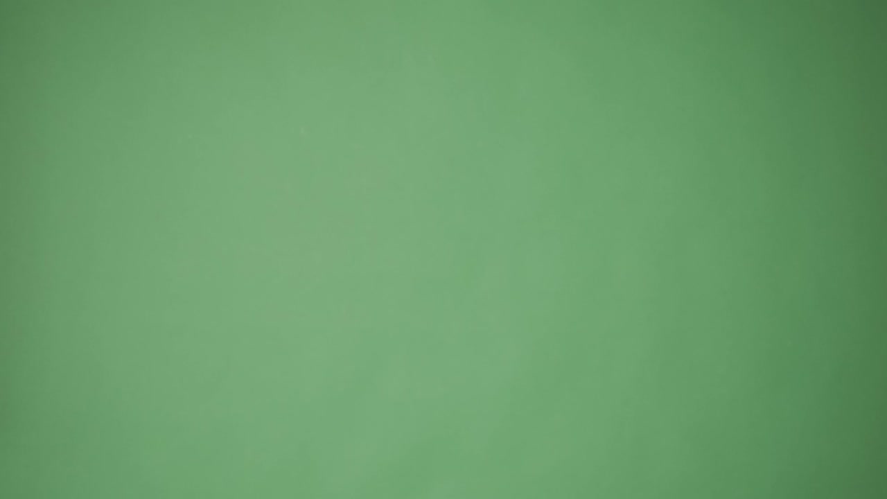 sorpresa mujer asombrada sobre la pantalla verde