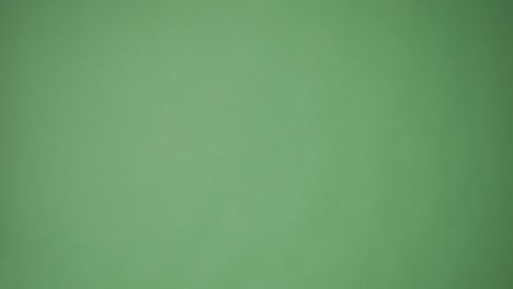 sorpresa mujer asombrada sobre la pantalla verde