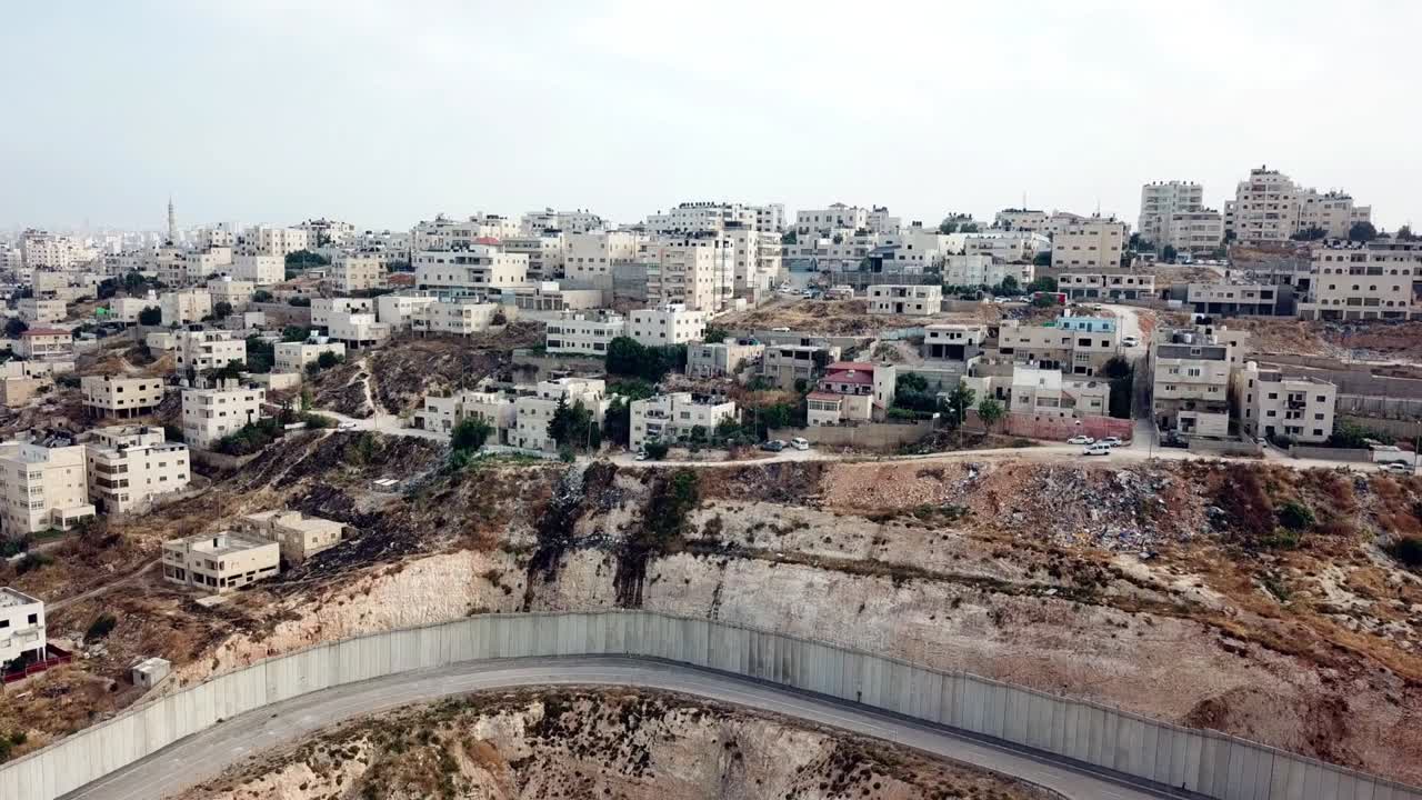 barrio judío y árabe dividido por un muro de seguridad