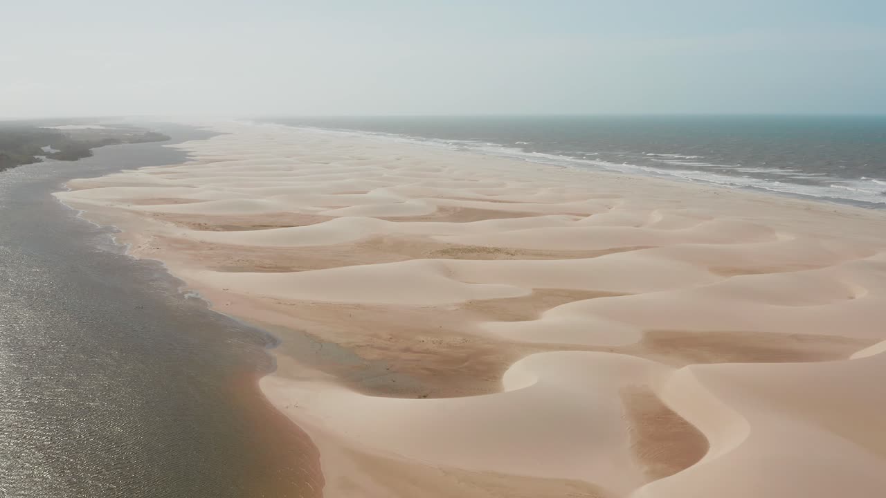aéreo: kitesurf en el delta del río parnaiba, norte de brasil