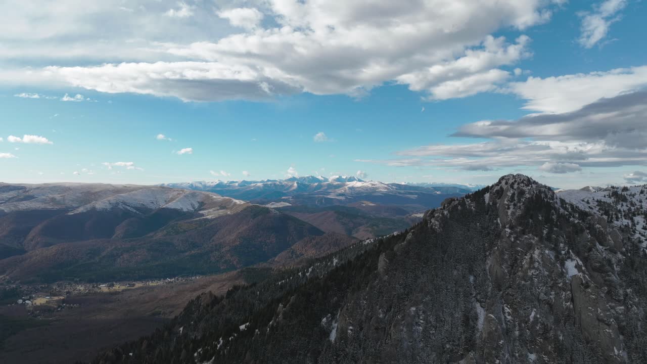 imágenes aéreas de una montaña en rumania