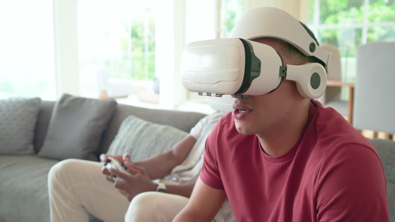 Amici di diverse etnie giocano in salotto con visori VR e controller, all'inizio della partita.
