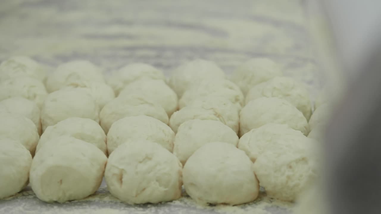 preparación de bolas de masa para hornear