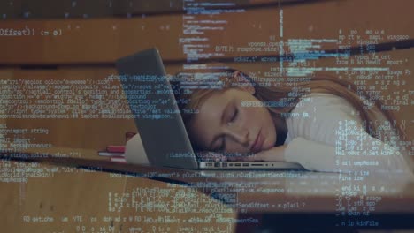 procesamiento de datos contra una estudiante caucásica con computadora portátil durmiendo en clase en la universidad