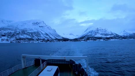 Fährfahrt-Im-Meerwasser-Im-Winter-In-Lappland,-Finnland,-Hyperlapse