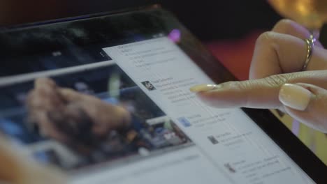 mujer usando una tableta para ver las redes sociales