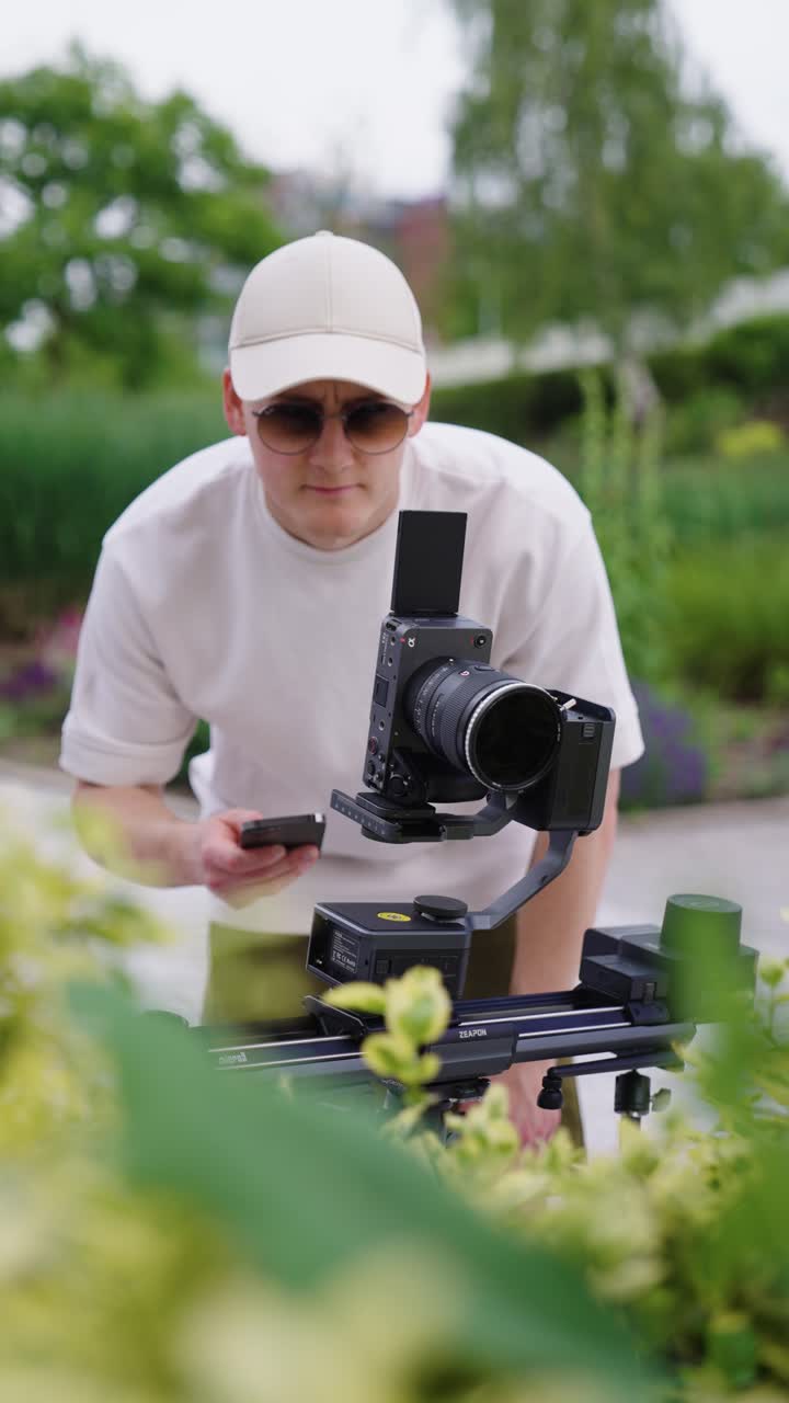 Verticale - Videomaker utilizza uno slider elettronico per movimenti fluidi della telecamera