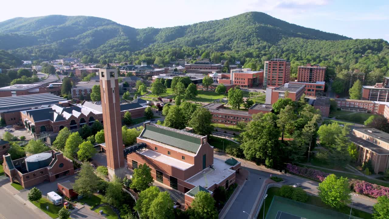 campus de la universidad estatal de los apalaches de extracción baja aérea en boone nc, carolina del norte