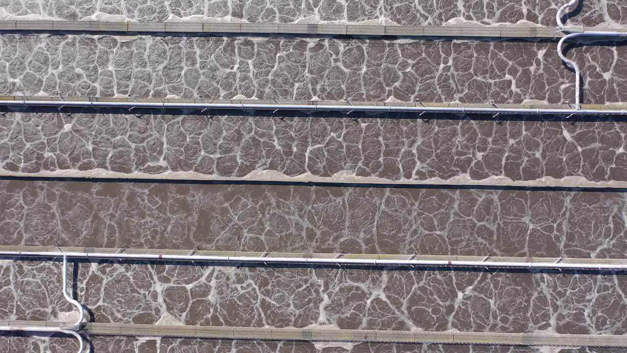 tanque de tratamiento de agua en una fábrica moderna de aguas residuales, limpieza y filtración antes de drenar al río