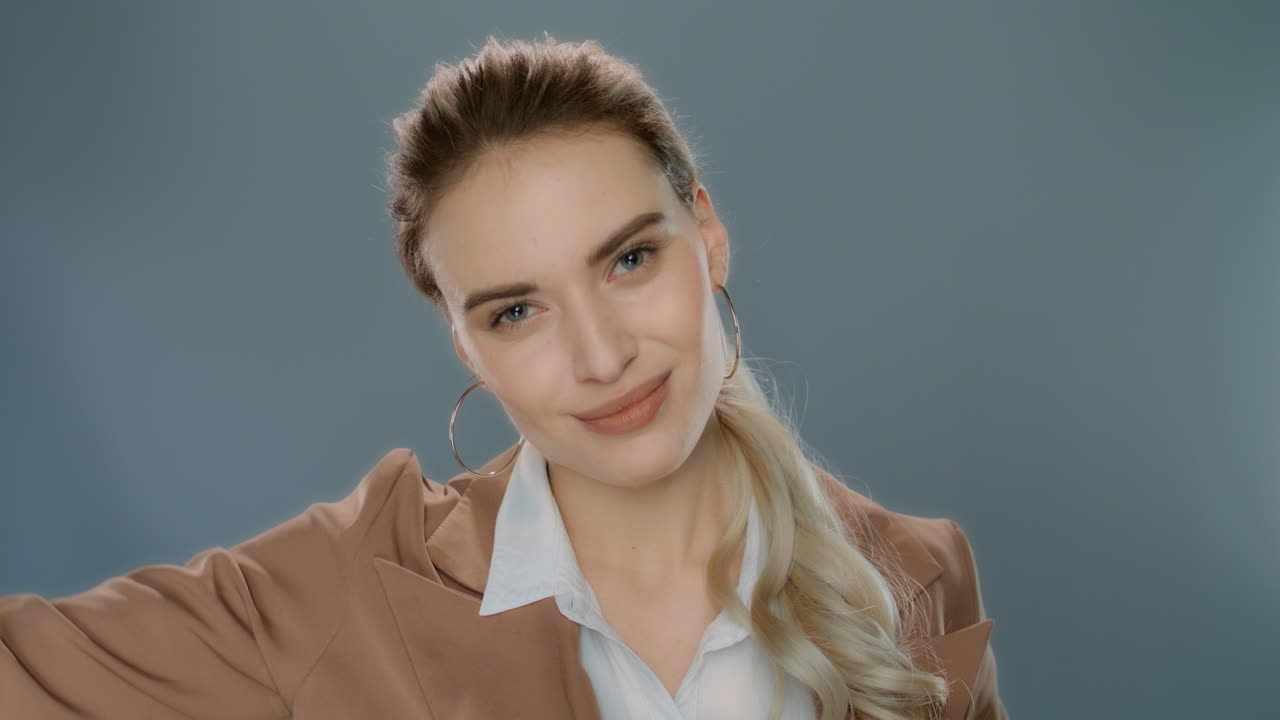 mujer de negocios feliz lanzando documentos en gris. mujer de negocios lanzando papeles