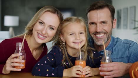 Porträt-Einer-Lächelnden-Familie,-Die-Smoothie-Trinkt