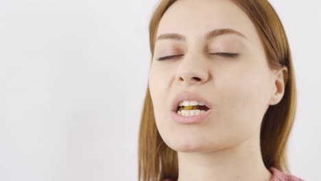 primer plano de una mujer comiendo pasas, frutas secas.