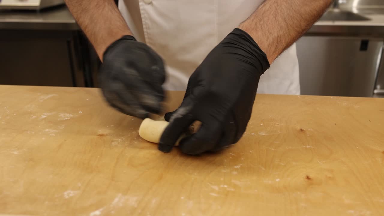 Chef che impastano la pasta