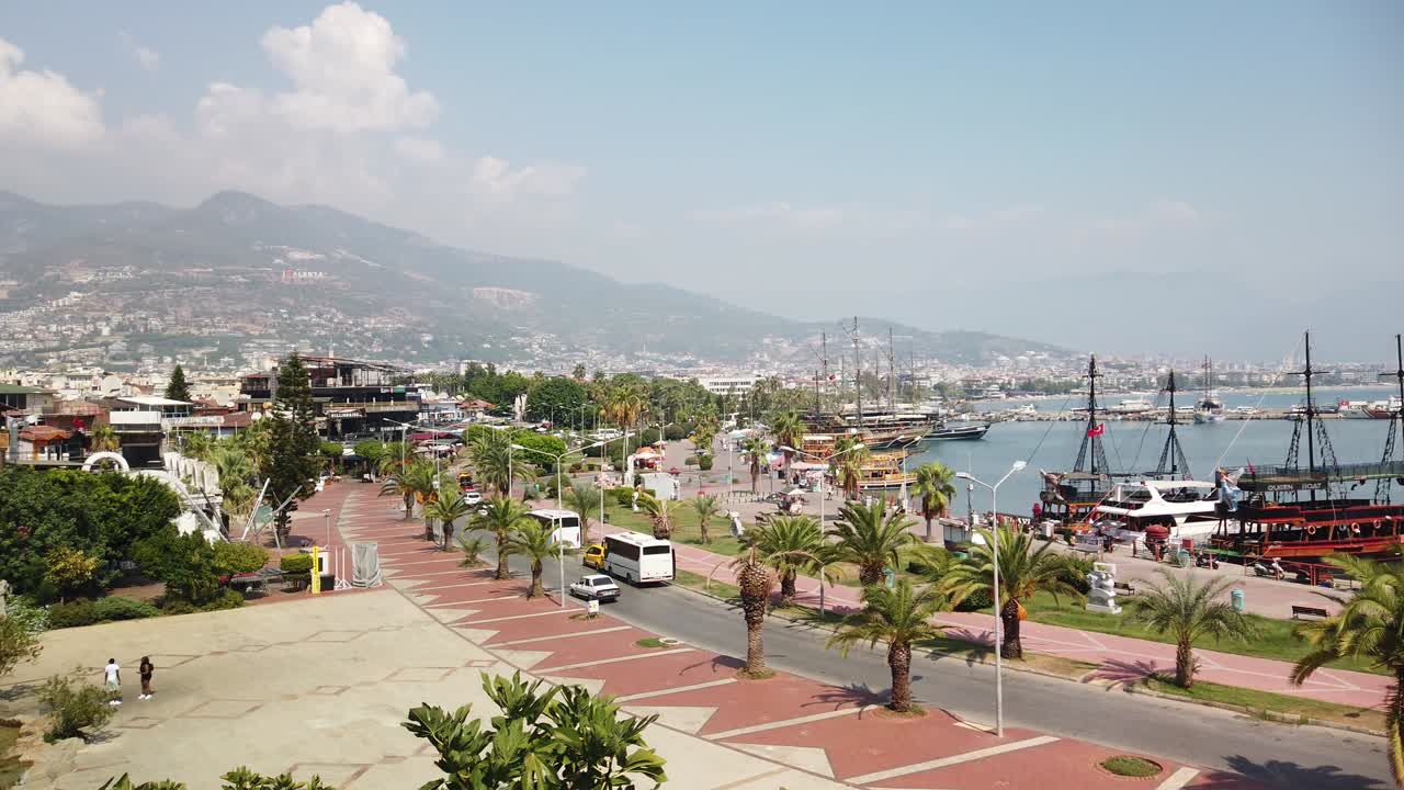 vista de alanya y el puerto en un día soleado. orilla del mar mediterráneo y histórico astillero de alanya en turquía.
