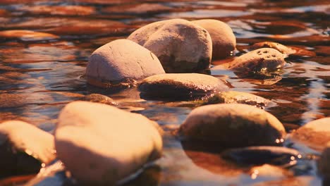 Felsen-Im-Fluss-Sonnigen-Tag