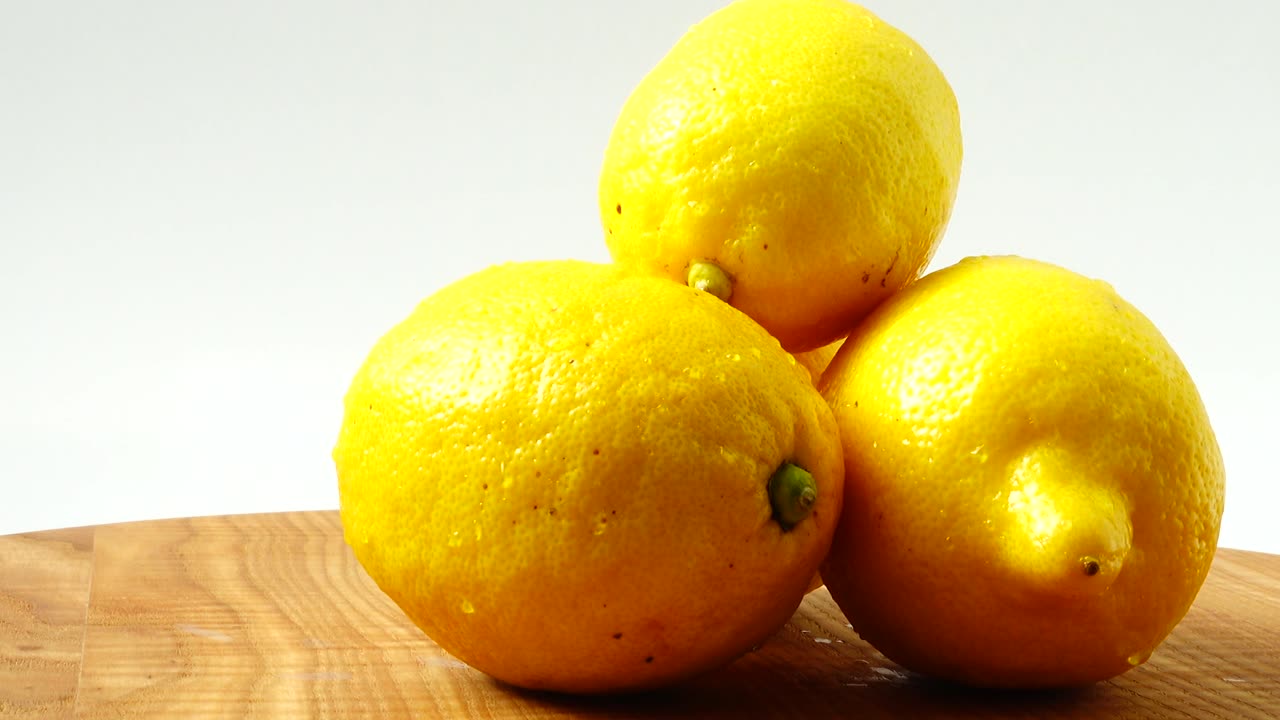Limoni su un tagliere di legno. Cibo sano