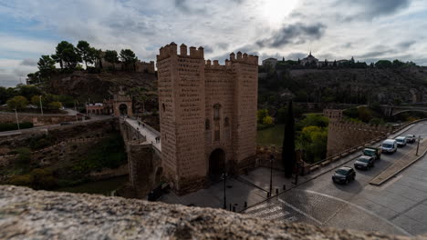 movimiento timelapse de torreón de alcántara en la ciudad imperial de toledo, españa