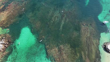 Vista-Aérea-De-Corales-Y-Hábitats-Submarinos-En-La-Bahía-De-La-Entrega,-Huatulco,-Oaxaca