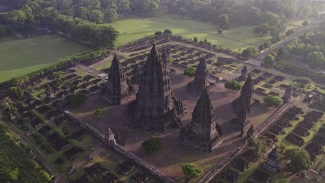 Templo-Hindú-De-Prambanan-Con-Luz-Del-Sol-De-La-Mañana,-Antena