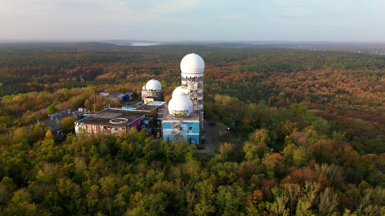 2022년 10월 2022년 10월 아침 일출에 가을 숲에 있는 라돔 청취 스테이션의 고요한 공중 전망 비행 드롭 다운, 숲 속의 악마의 산