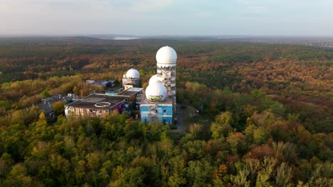 vista aérea tranquila vuelo desplegable drone de la estación de escucha radom en el bosque de otoño al amanecer de la mañana, montaña del diablo en el bosque berlín octubre de 2022