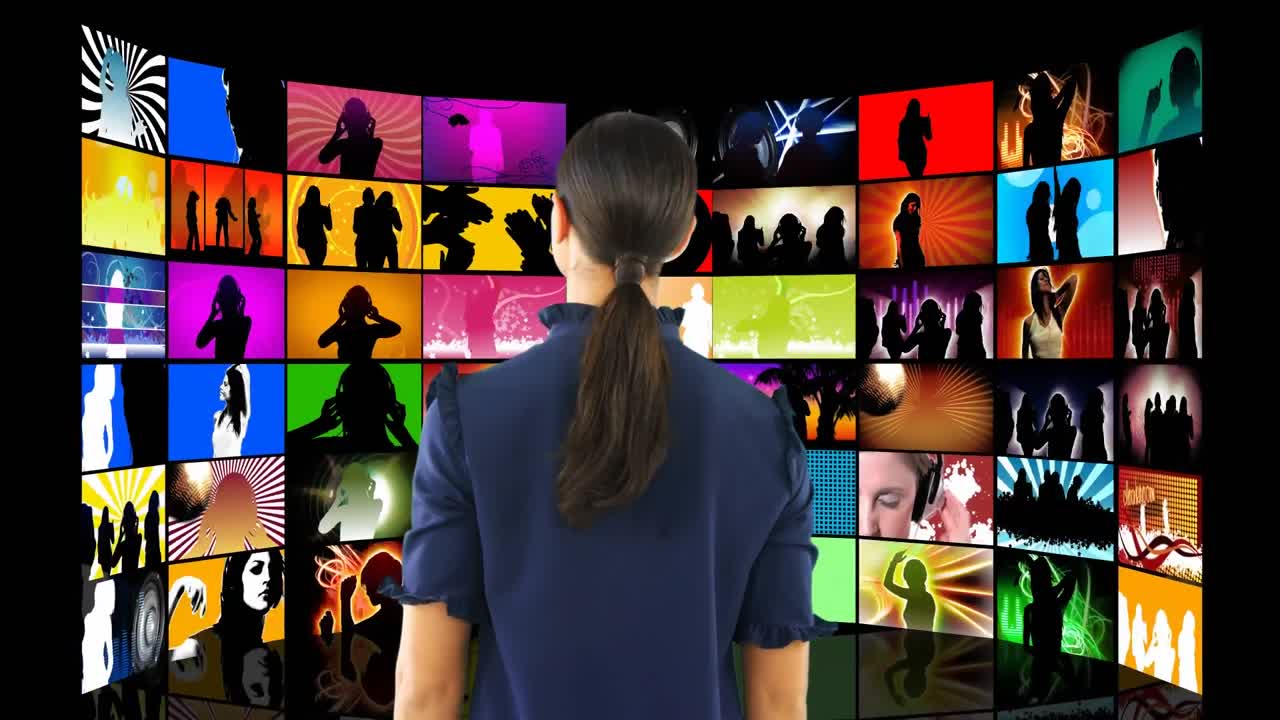 lcd 스크린에서 비디오를 보는 여자