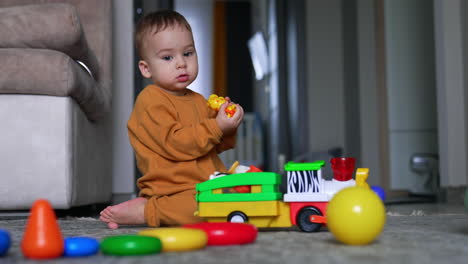 bebé jugando con juguetes