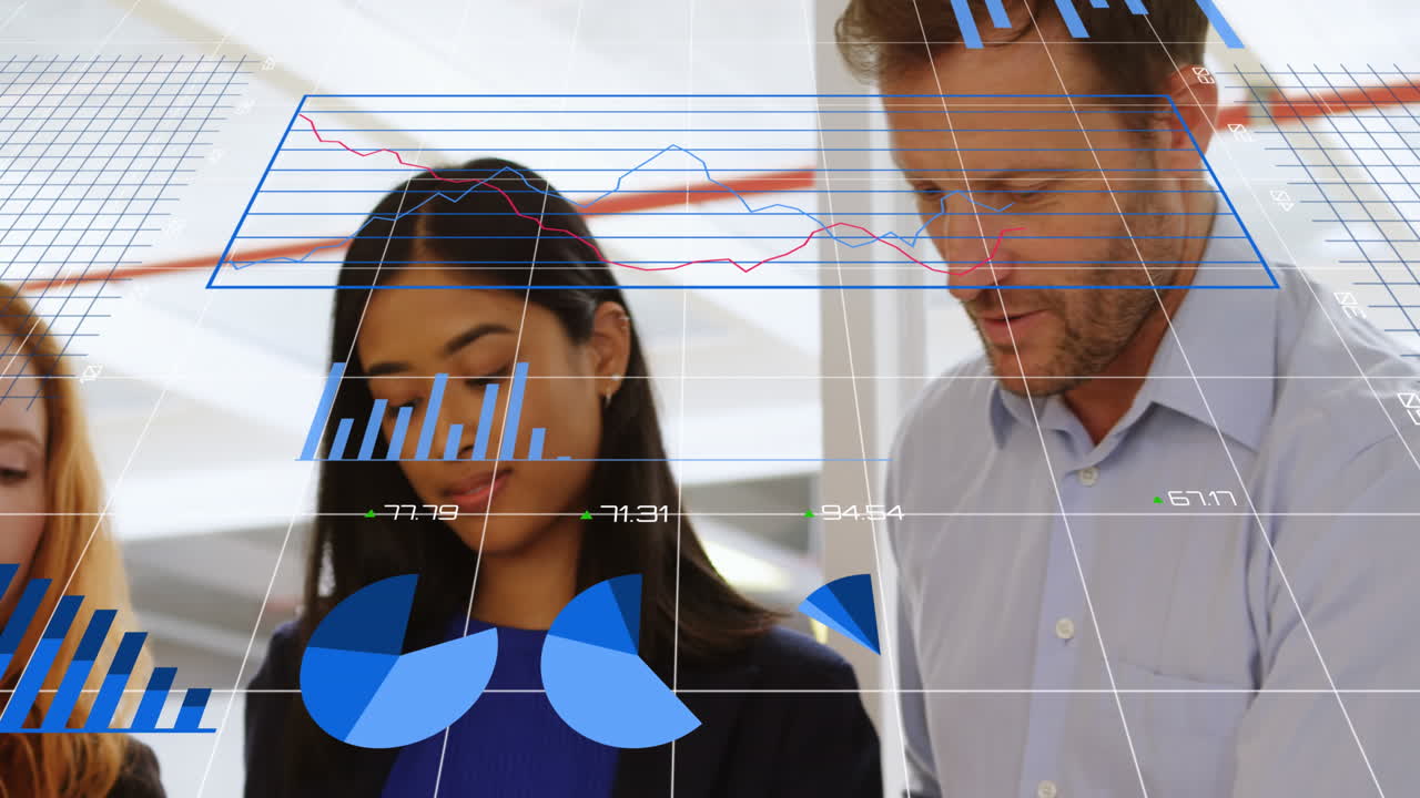 animación del procesamiento de datos sobre diversas personas de negocios