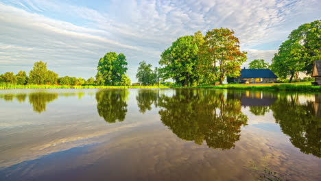 Naturaleza-Con-Reflejos-De-Espejo-Sobre-El-Agua-Del-Lago-Durante-El-Amanecer