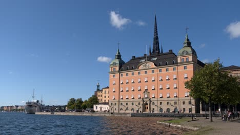 Stockholm:-Hafen-Und-Hebbeska-Huset-Im-Stadtzentrum