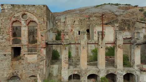 laveria brassey, cerdeña: visitando las ruinas de los edificios de esta antigua mina abandonada en la isla de cerdeña